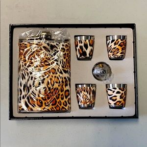 Beautiful animal print flask gift set!! 😍